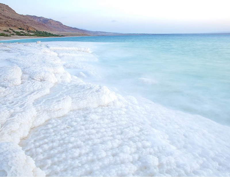 Hình ảnh bề mặt Biển Chết xuất hiện các lớp muối